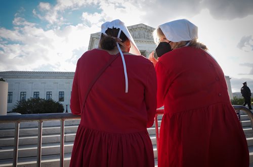 Ιταλία: η ακροδεξιά θέτει τώρα εμπόδια στις αμβλώσεις