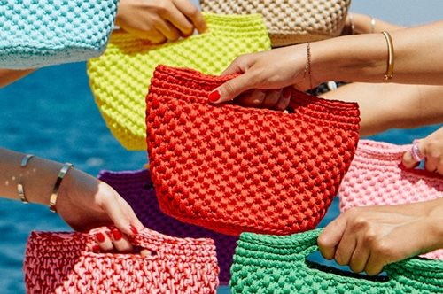 Monochrome Rainbow: Οι νέες χρωματιστές τσάντες που αποτελούν το must have του καλοκαιριού