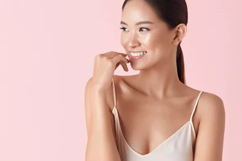 Υπάρχει ένα μασάζ προσώπου που κάνει λείο το δέρμα: Γίνεται στο σπίτι με jade roller και να πώς θα το κάνεις