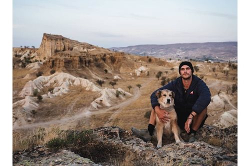 Ο Τομ έκανε τον γύρο του κόσμου με τα πόδια μέσα σε επτά χρόνια, προσπαθώντας να βρει το νόημα της ζωής