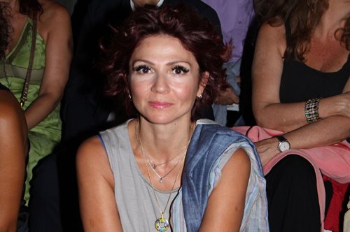 Ταμίλα Κουλίεβα: Ποζάρει με κομψό boho μπικίνι στα 56 και δείχνει την άψογη σιλουέτα της