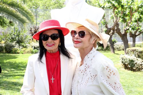Η 90χρονη Ζωζώ Σαπουντζάκη με την 81 ετών Μαρία Ιωαννίδου ντυμένες στα λευκά
