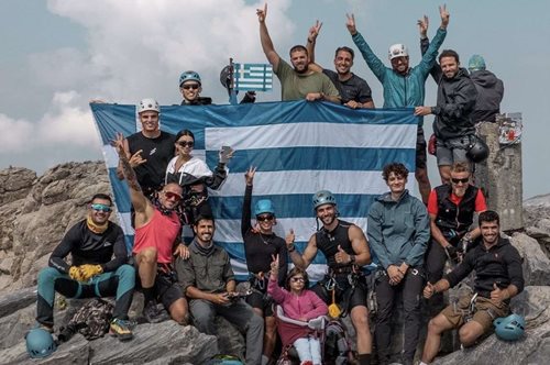 Κοριτσάκι με κινητικά προβλήματα ανέβηκε στην κορυφή του Ολύμπου: Το τρίαθλο ανθρωπιάς του ορειβάτη που την ανέβασε στις πλάτες του