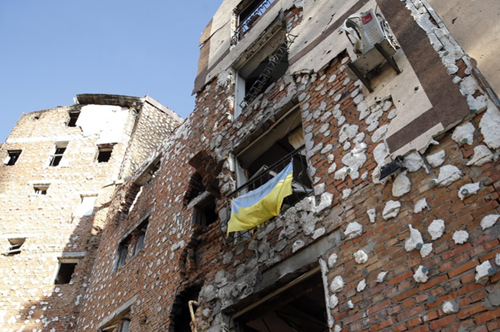 Ουκρανία: Μαθητές έκαναν τον χορό αποφοίτησης στο βομβαρδισμένο σχολείο τους – Οι συγκλονιστικές φωτογραφίες