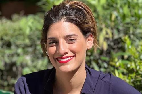 Η Χριστίνα Χειλά Φαμέλη αγκαλιά με τον σύντροφό της, Θανάση Τότσικα, σε σκάφος στους Παξούς