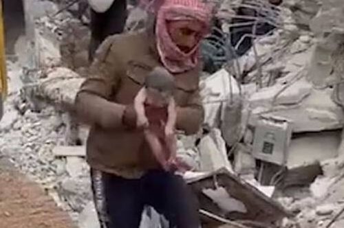 Το νεογέννητο μωρό που ανασύρθηκε ζωντανό από τα συντρίμμια του φονικού σεισμού πυροδότησε το ενδιαφέρον πολλών για υιοθεσία