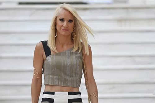 Η Κατερίνα Παναγοπούλου με ένα απίστευτα σέξι φόρεμα γεμάτο cut outs στην παραλία