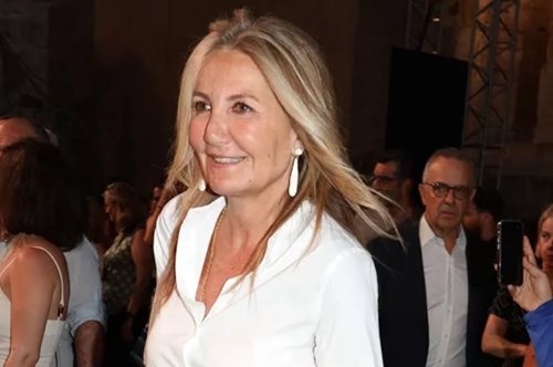 Η Μαρέβα Μητσοτάκη με λευκό πουκάμισο και χρυσή glittery φούστα στο Ηρώδειο
