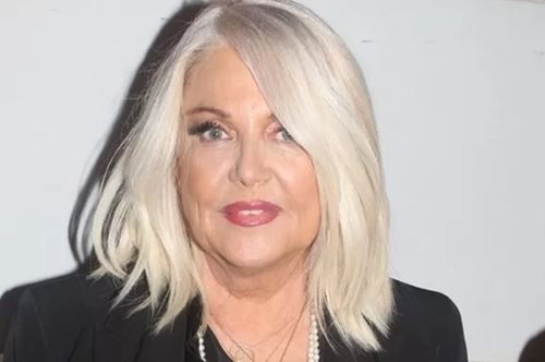 Δροσερές βουτιές για τη Ρούλα Κορομηλά | Το μαγιό με στρας και το military καπέλο