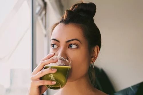 Αποτοξίνωση: 10 διαιτολόγοι προτείνουν ροφήματα και detox tips