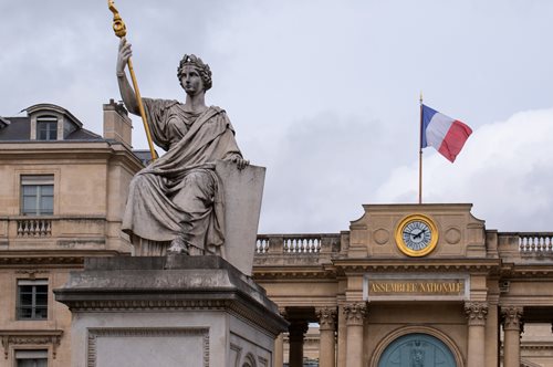 Ιστορική μέρα για τη Γαλλία: Κατοχυρώθηκε συνταγματικά το δικαίωμα στην άμβλωση