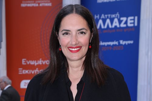 Η Νόνη Δούνια δημιούργησε το διαχρονικό daytime look με τζιν παντελόνι