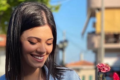 Τζένη Καζάκου: Η πανέμορφη ηθοποιός ποζάρει με τη μητέρα της, Τάνια Τρύπη, και η ομοιότητα είναι εντυπωσιακή