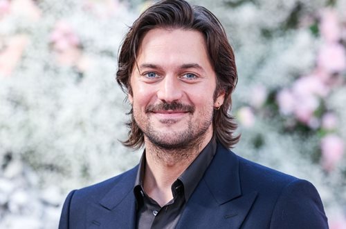 Λούκας Μπράβο: Συμφωνεί με τη σκληρή κριτική που δέχεται ο ρόλος του στο Emily in Paris