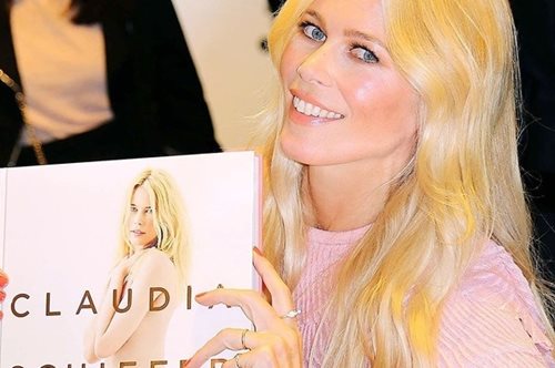 Η Κλόντια Σίφερ κάτω από το Χριστουγεννιάτικο δέντρο με τα αδέρφια της