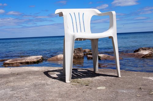 Monobloc Chair: Η δικαίωση της πλαστικής καρέκλας από τους New York Times