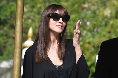 Μόνικα Μπελούτσι: γυμνή στο νερό για τη νέα έκθεση του διάσημου Ιταλού φωτογράφου Gian Paolo Barbieri στο Μιλάνο