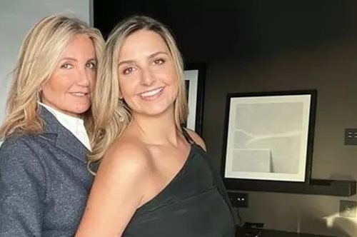 Η Σοφία Μητσοτάκη με cargo παντελόνι και τα παπούτσια που επέστρεψαν στη μόδα