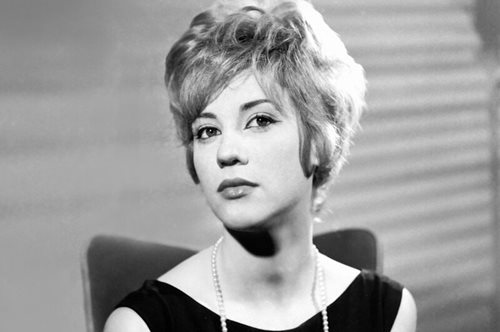 36 χρόνια πριν: Η αριστοκρατική εμφάνιση της Ζωής Λάσκαρη στο φουαγιέ του θέατρου Ιλίσια