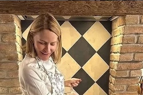 H Τζένη Μπαλατσινού στην κουζίνα του σπιτιού της φτιάχνει γαλλικές συνταγές