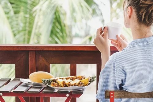 Πεινάω, αλλά τι να φάω στις διακοπές; Top επιλογές για ταβέρνα, beach bar, ξενοδοχείο