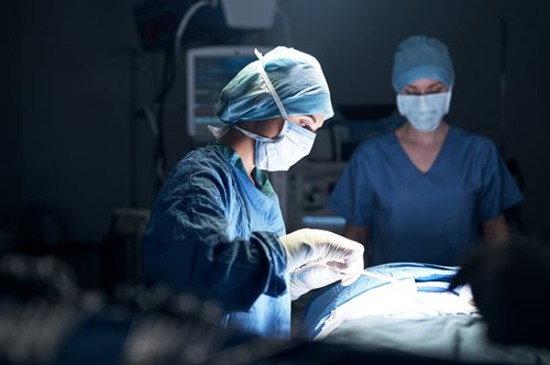 Νέες μελέτες δείχνουν πως οι γυναίκες είναι καλύτερες χειρουργοί από τους άντρες