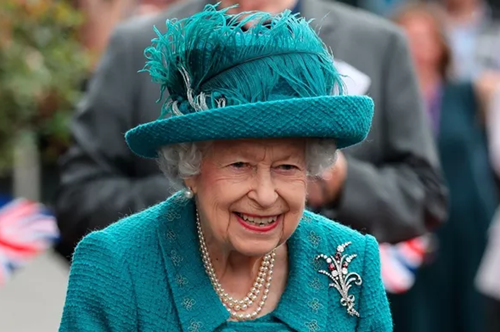 Βασίλισσα Ελισάβετ: Η σοκαριστική στιγμή που φρουρός λιποθυμάει δίπλα από το φέρετρό της (βίντεο)