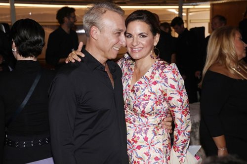 Η Όλγα Κεφαλογιάννη μ' ένα φλοράλ φόρεμα και κομψά αξεσουάρ στη συναυλία του Μίνωα Μάτσα