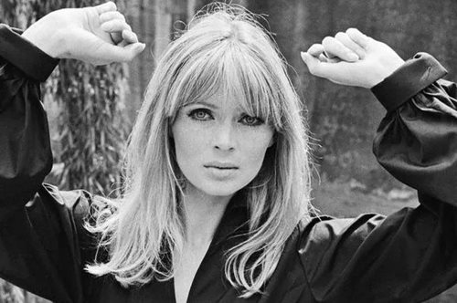 Nico: Έκανε παιδί με τον Αλέν Ντελόν που δεν το αναγνώρισε ποτέ. Ήταν φιλοναζί, ρατσίστρια και εθισμένη στην ηρωίνη αλλά πέθανε σε δυστύχημα με το ποδήλατό της