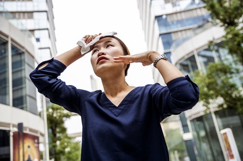 Κίνα: Το πιο μοντέρνο αξεσουάρ για να αντιμετωπίσουμε τον καύσωνα