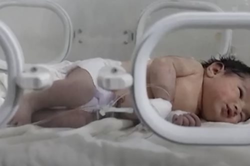 Aya θα πει θαύμα- χιλιάδες άνθρωποι θέλουν να υιοθετήσουν το κοριτσάκι που γεννήθηκε στα συντρίμμια