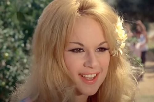 Αλίκη Βουγιουκλάκη: Η αδημοσίευτη φωτογραφία από το εξοχικό της στον Θεολόγο