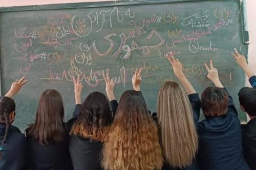 Ιράν: Η επανάσταση των γυναικών περνά στα σχολεία