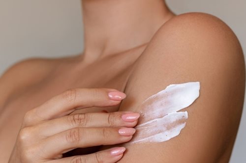 Γνώριζες ότι πρέπει να απλώνεις την κρέμα σώματος συγκεκριμένη ώρα της ημέρας; Δες τι λένε οι ειδικοί