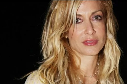 Άννα Βίσση: Άπλωσε την πετσέτα της στην άμμο και έκανε το πρώτο μπάνιο της στη θάλασσα