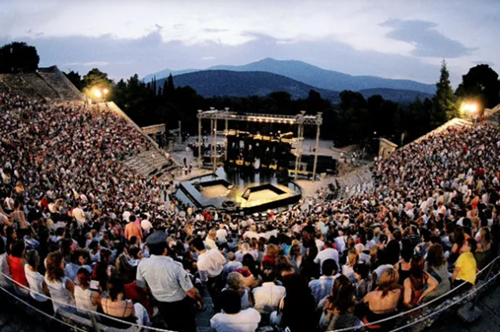 Θέατρο με πανσέληνο σε τρία ατμοσφαιρικά ανοιχτά θέατρα