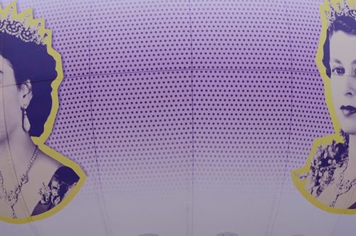 Πώς η Βασίλισσα Ελισάβετ έγινε είδωλο της ποπ κουλτούρας