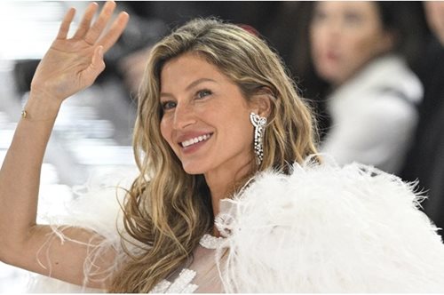 Η Ζιζέλ Μπούντχεν φωτογραφίζεται αγκαλιά με τις πέντε (επίσης όμορφες) αδερφές της