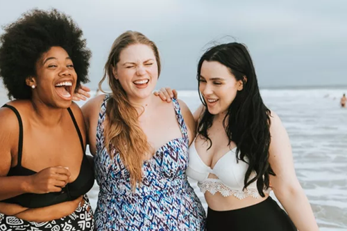 Τα πιο κομψά plus size μαγιό που θα σε κάνουν να αγαπήσεις περισσότερο τις καμπύλες σου