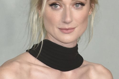 To εκθαμβωτικό Dior look της Ελίζαμπεθ Ντεμπίκι στο gala για το φινάλε του The Crown