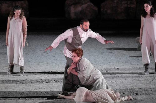 Οι παραστάσεις αρχαίου θεάτρου που είδαμε το καλοκαίρι έρχονται στα ανοιχτά θέατρα της Αττικής