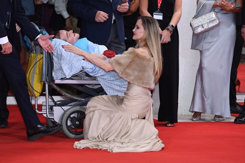 Η Αντζελίνα Τζολί έδειξε για ακόμα μια φορά την ανθρωπιά της:  Η στιγμή που σκύβει δίπλα σε έναν θαυμαστή της με ειδικές ανάγκες