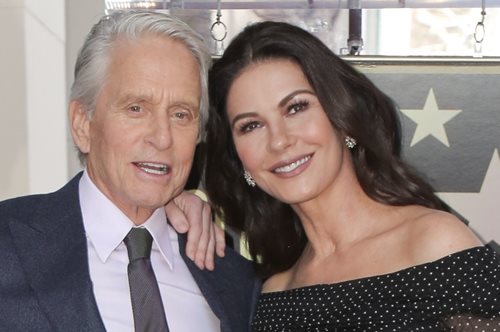 Κάθριν Ζέτα Τζόουνς και Μάικλ Ντάγκλας χορεύουν α λα Bollywood