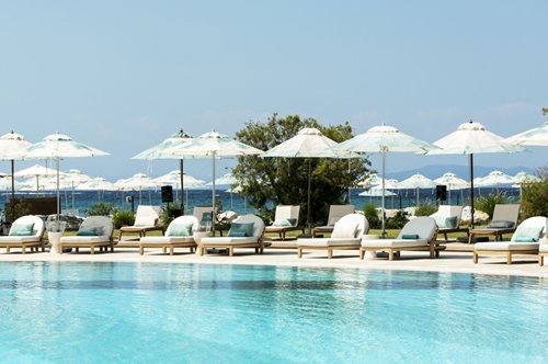 Στην πιο chic παραλία της Αθηναϊκής Ριβιέρας, η πολυτέλεια συναντά την ομορφιά