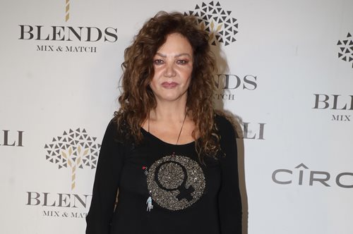 Σοφία Αρβανίτη: Με εκκεντρικό πουκάμισο και το signature 80s χτένισμα της που όλοι αγαπάμε