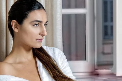 Θέλεις λαμπερή επιδερμίδα στις γιορτές; H κίνηση ματ για να την αποκτήσεις