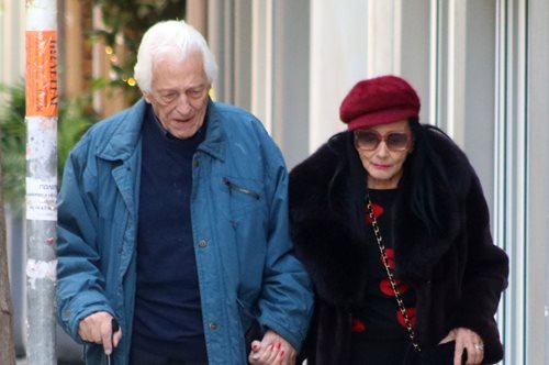Ζωζώ Σαπουντζάκη: Βόλτα στη Διονυσίου Αρεοπαγίτου με τον σύντροφό της