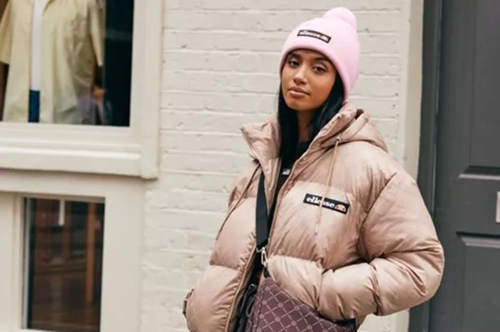 Το κολεγιακό στιλ των ‘90s επιστρέφει πιο ανανεωμένο από ποτέ στη νέα αυτή συλλογή