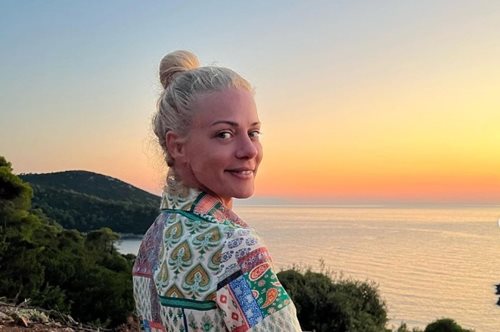 Ζέτα Μακρυπούλια - Ποζάρει με μπικίνι και χωρίς φίλτρα σε παραλία της Κύθνου