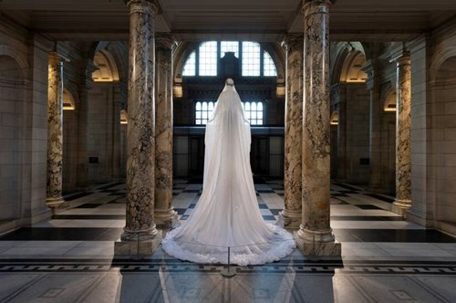 V & A Museum: Φόρεμα αντί για χριστουγεννιάτικο δέντρο 